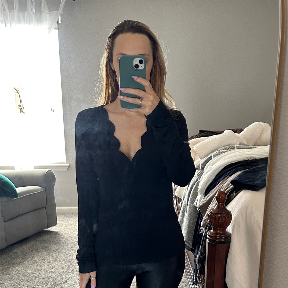 nine britton Black Scalloped V-Neck Long Sleeve Top